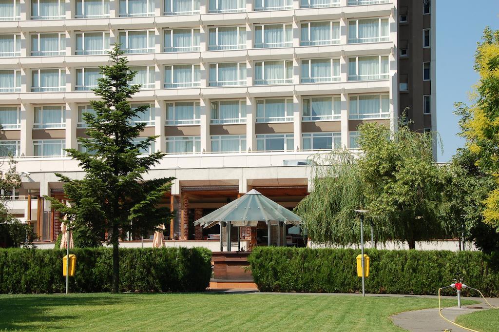 Ramada By Wyndham Bucharest Parc Hotel Exterior foto